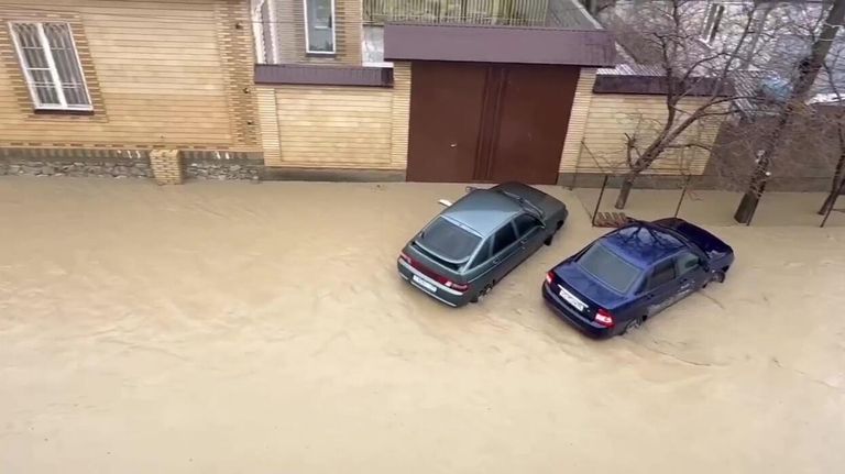Подтопленная улица в поселке Новый Хушет под Махачкалой Подтопленная улица в поселке Новый Хушет под Махачкалой