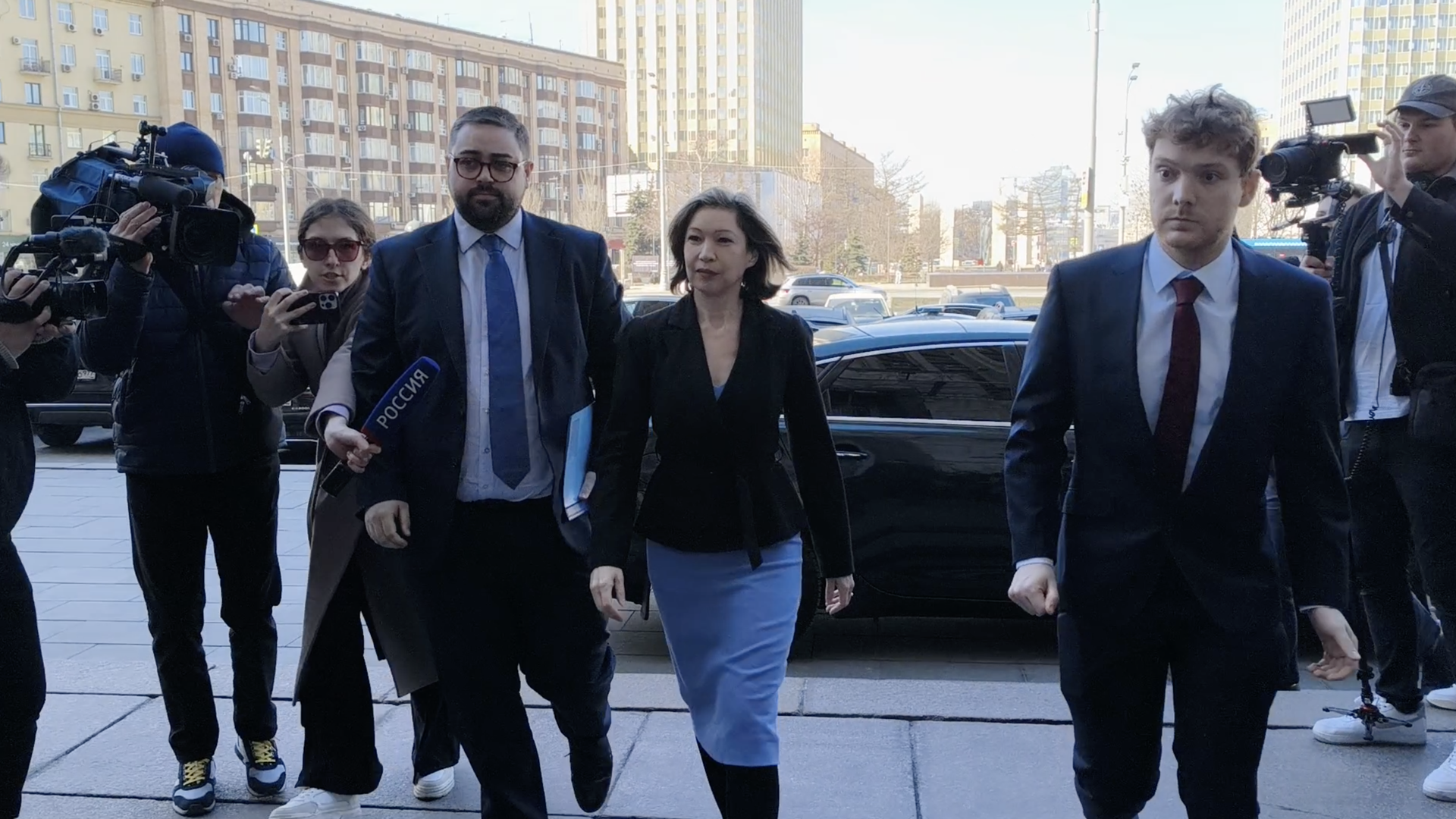 Временная поверенная в делах Великобритании в России Дейни Долакия и второй секретарь посольства Британии Янсе Ван Ренсбург Альбертус Джерардус во время прибытия в российский МИД. 30 марта 2026 года Временная поверенная в делах Великобритании в России Дейни Долакия и второй секретарь посольства Британии Янсе Ван Ренсбург Альбертус Джерардус во время прибытия в российский МИД. 30 марта 2026 года - РИА Новости, 1920, 30.03.2026