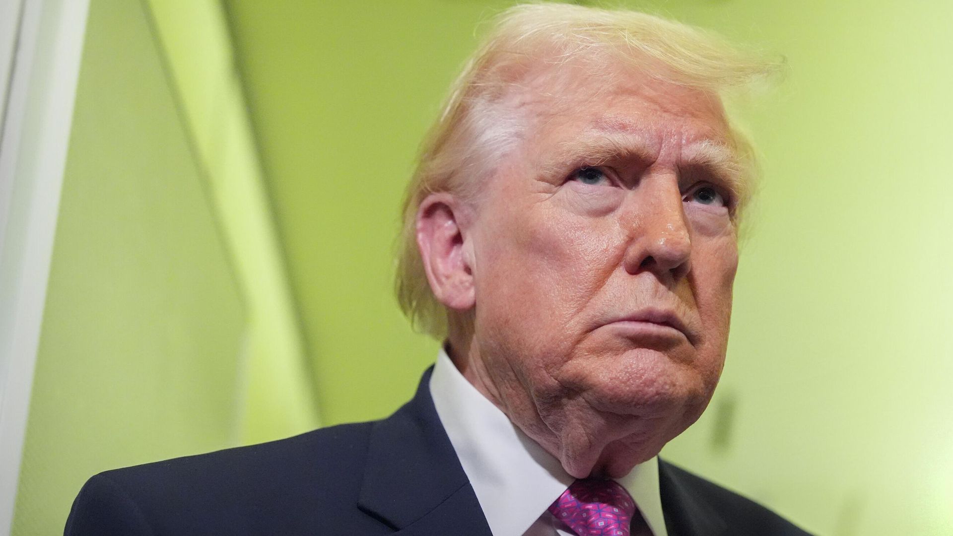 Президент США Дональд Трамп беседует с журналистами на борту самолета Air Force One. 29 марта 2026 Президент США Дональд Трамп беседует с журналистами на борту самолета Air Force One. 29 марта 2026 - РИА Новости, 1920, 30.03.2026
