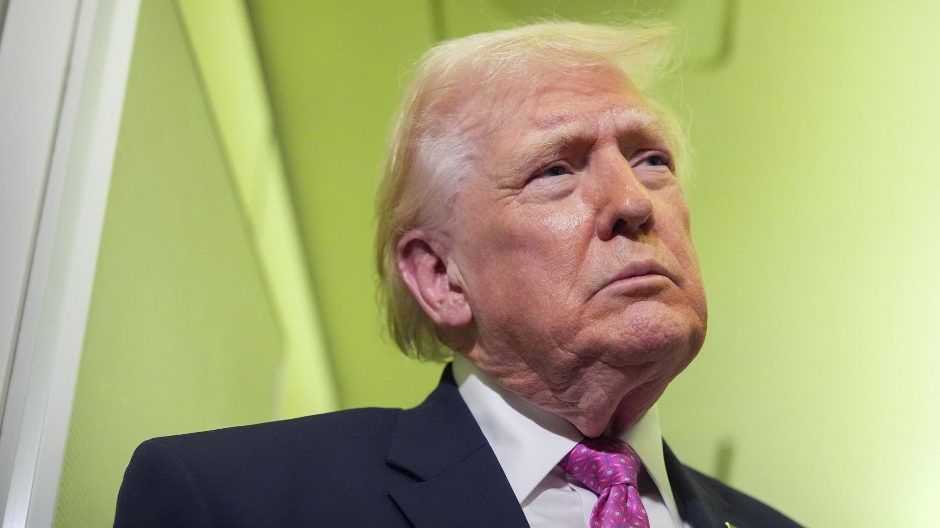 Президент США Дональд Трамп беседует с журналистами на борту самолета Air Force One. 29 марта 2026 Президент США Дональд Трамп беседует с журналистами на борту самолета Air Force One. 29 марта 2026 - РИА Новости, 1920, 30.03.2026
