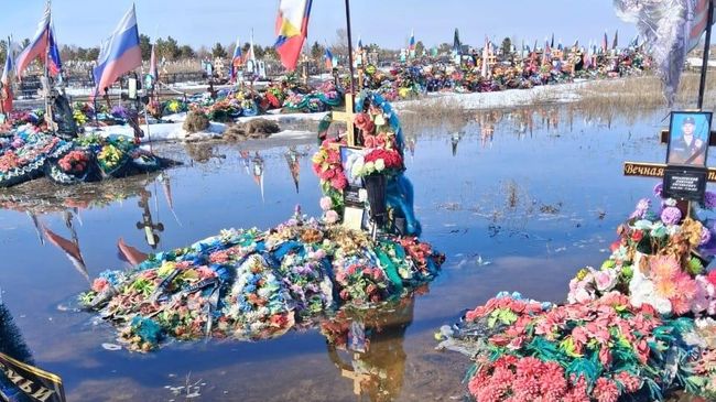 Подтопление могил участников СВО на кладбище в Троицке Челябинской области