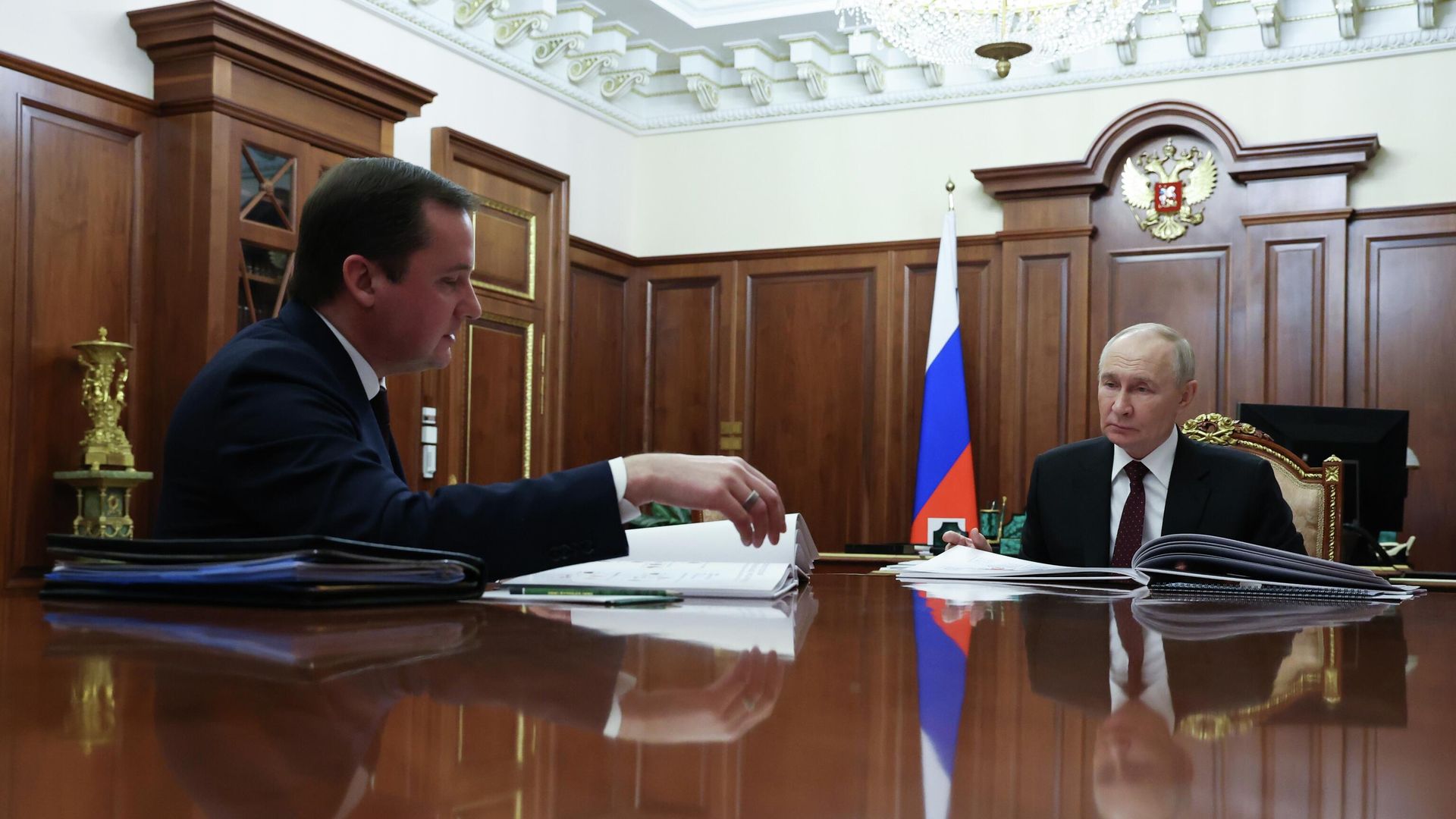 Президент РФ Владимир Путин и губернатор Архангельской области Александр Цыбульский во время встречи Президент РФ Владимир Путин и губернатор Архангельской области Александр Цыбульский во время встречи - РИА Новости, 1920, 30.03.2026