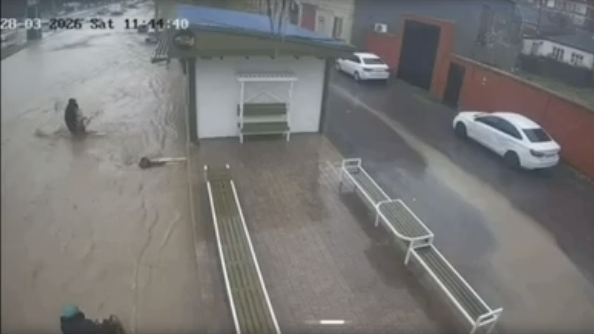 Житель Махачкалы спас девочку во время наводнения Житель Махачкалы спас девочку во время наводнения - РИА Новости, 1920, 01.04.2026