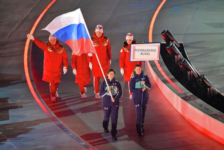 Спортсмены из России во время парада атлетов на церемонии открытия XIV зимних Паралимпийских игр в древнеримском амфитеатре Арена ди Верона в Вероне Спортсмены из России во время парада атлетов на церемонии открытия XIV зимних Паралимпийских игр в древнеримском амфитеатре Арена ди Верона в Вероне