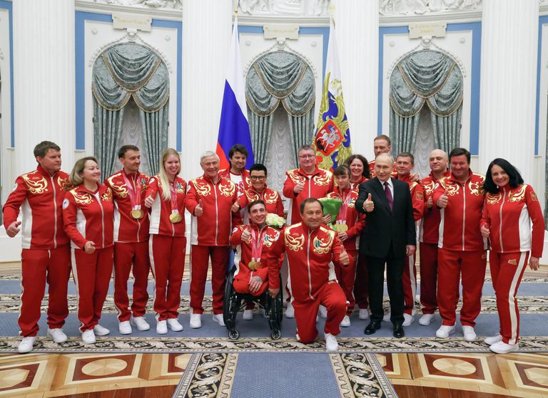 Президент России Владимир Путин фотографируется с российскими победителями и призерами XIV зимних Паралимпийских игр в Италии на церемонии вручения государственных наград Президент России Владимир Путин фотографируется с российскими победителями и призерами XIV зимних Паралимпийских игр в Италии на церемонии вручения государственных наград