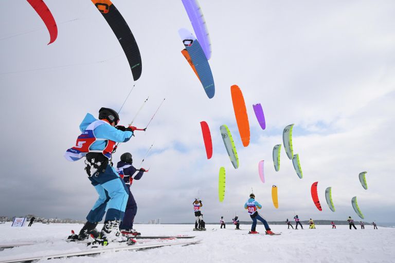 Участники чемпионата России по парусному спорту в дисциплине сноукайтинг курс-рейс во время гонки на льду Новосибирского водохранилища Участники чемпионата России по парусному спорту в дисциплине сноукайтинг курс-рейс во время гонки на льду Новосибирского водохранилища