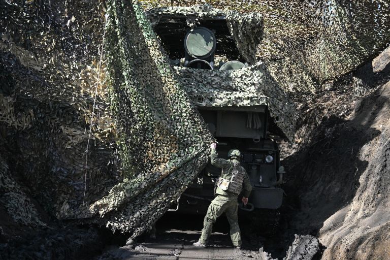 Военнослужащий экипажа зенитного ракетного комплекса Бук-М3 группировки войск Центр на боевом дежурстве на Добропольском направлении СВО Военнослужащий экипажа зенитного ракетного комплекса Бук-М3 группировки войск Центр на боевом дежурстве на Добропольском направлении СВО