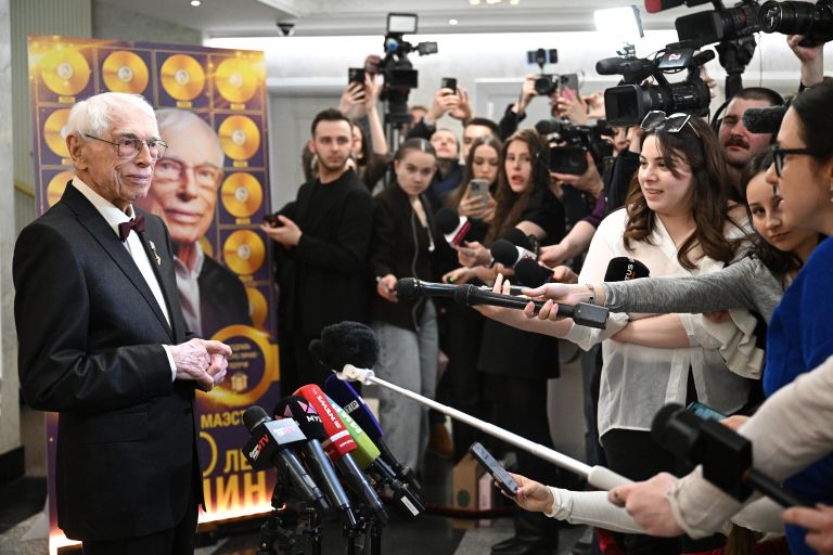Композитор Александр Зацепин во время пресс-подхода перед началом юбилейного шоу Про100 Зацепин к 100-летию Александра Зацепина в Большом зале Государственного Кремлевского дворца в Москве Композитор Александр Зацепин во время пресс-подхода перед началом юбилейного шоу Про100 Зацепин к 100-летию Александра Зацепина в Большом зале Государственного Кремлевского дворца в Москве