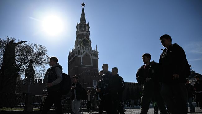 Прохожие на Красной площади в Москве