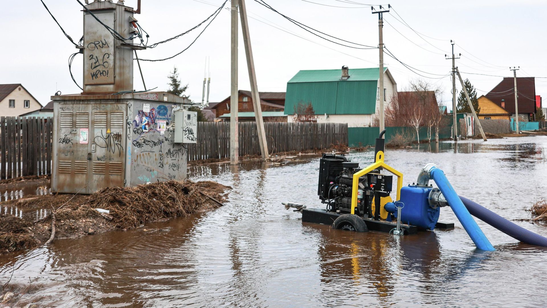 Мотопомпа откачивает воду на подтопленной улице Мотопомпа откачивает воду на подтопленной улице - РИА Новости, 1920, 14.09.2026