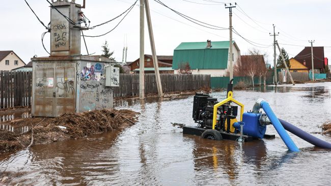 Мотопомпа откачивает воду на подтопленной улице Мотопомпа откачивает воду на подтопленной улице