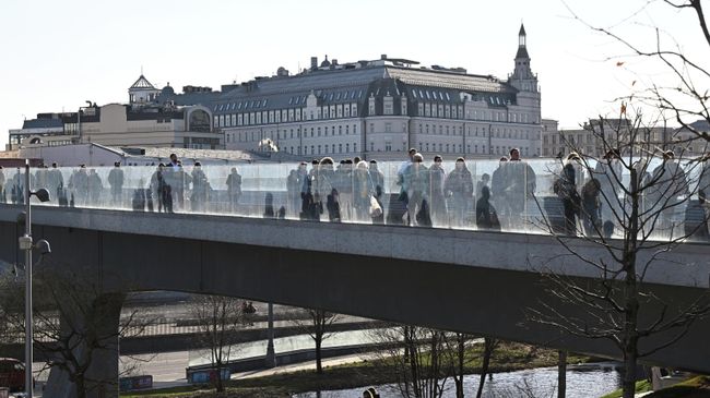 Прохожие на Парящем мосту в парке Зарядье в Москве