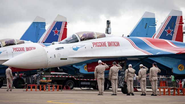 Истребитель Су-35 российской авиационной группы высшего пилотажа Русские витязи на Международном аэрокосмическом салоне Airshow China 2024