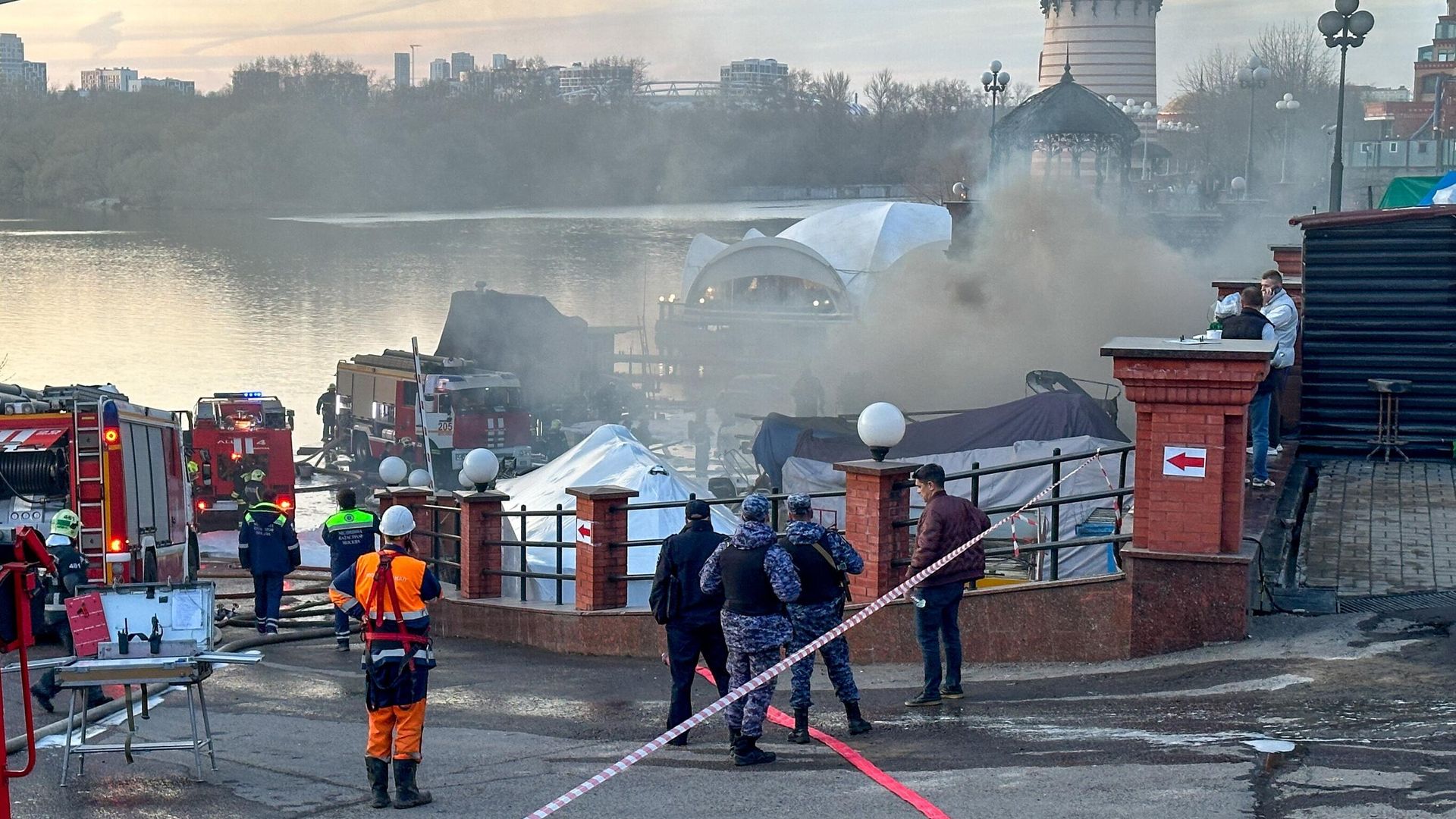 Ликвидация возгорания трех катеров у причала на Москве-реке в столичном районе Щукино. 30 марта 2026 - РИА Новости, 1920, 30.03.2026
