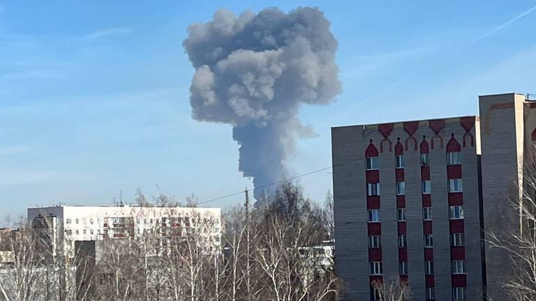 Дым на месте пожара на территории Нижнекамскнефтехима Дым на месте пожара на территории Нижнекамскнефтехима