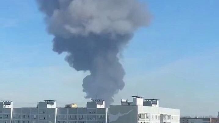 Дым на месте пожара на территории Нижнекамскнефтехима Дым на месте пожара на территории Нижнекамскнефтехима - РИА Новости, 1920, 31.03.2026
