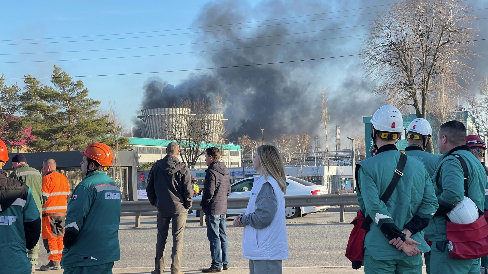 Сотрудники около территории завода Нижнекамскнефтехим, где произошел пожар Сотрудники около территории завода Нижнекамскнефтехим, где произошел пожар - РИА Новости, 1920, 01.04.2026
