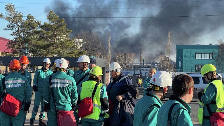 Сотрудники около территории завода Нижнекамскнефтехим в Нижнекамске, где произошел пожар Сотрудники около территории завода Нижнекамскнефтехим в Нижнекамске, где произошел пожар