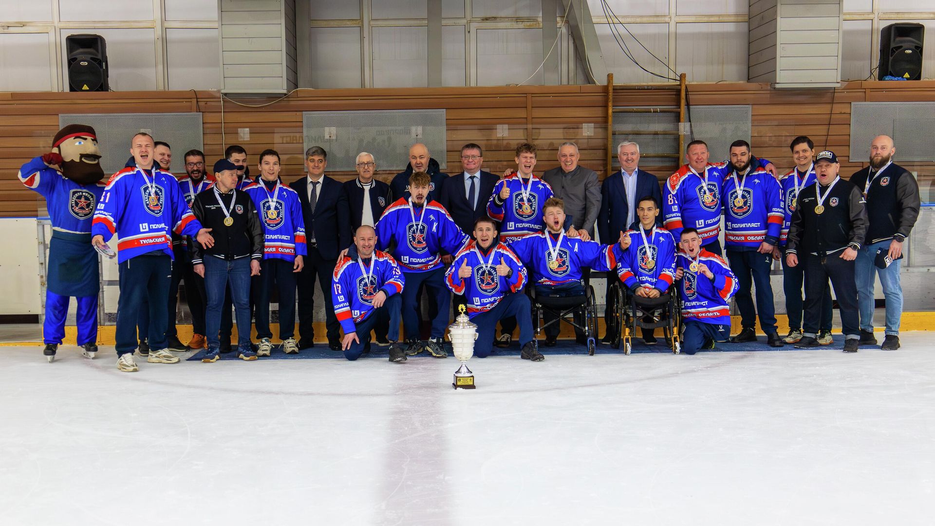 АКМ-следж наградили кубком чемпионата России по хоккею-следж 2026 года АКМ-следж наградили кубком чемпионата России по хоккею-следж 2026 года - РИА Новости, 1920, 31.03.2026