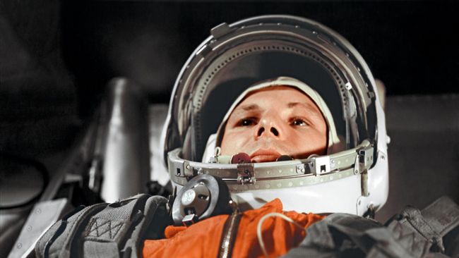Космонавт Юрий Гагарин в кабине космического корабля Восток-1 перед стартом