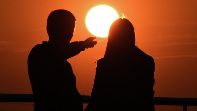 Молодые люди на смотровой площадке РАН (Российская академия наук) в Москве