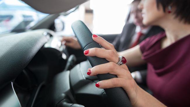 Посетительница в автосалоне 