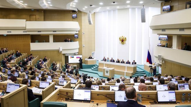 Сенаторы на заседании Совета Федерации РФ