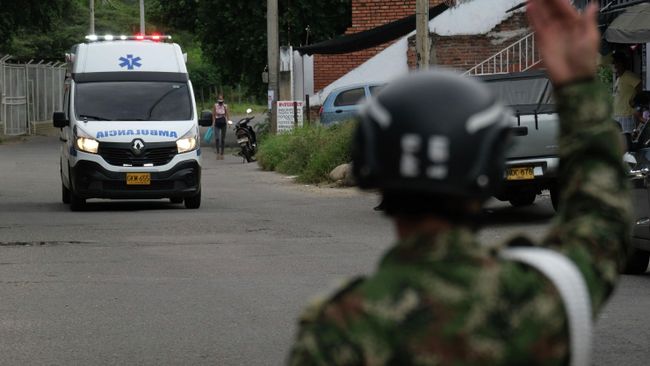 Военный подает сигнал машине скорой помощи в Колумбии