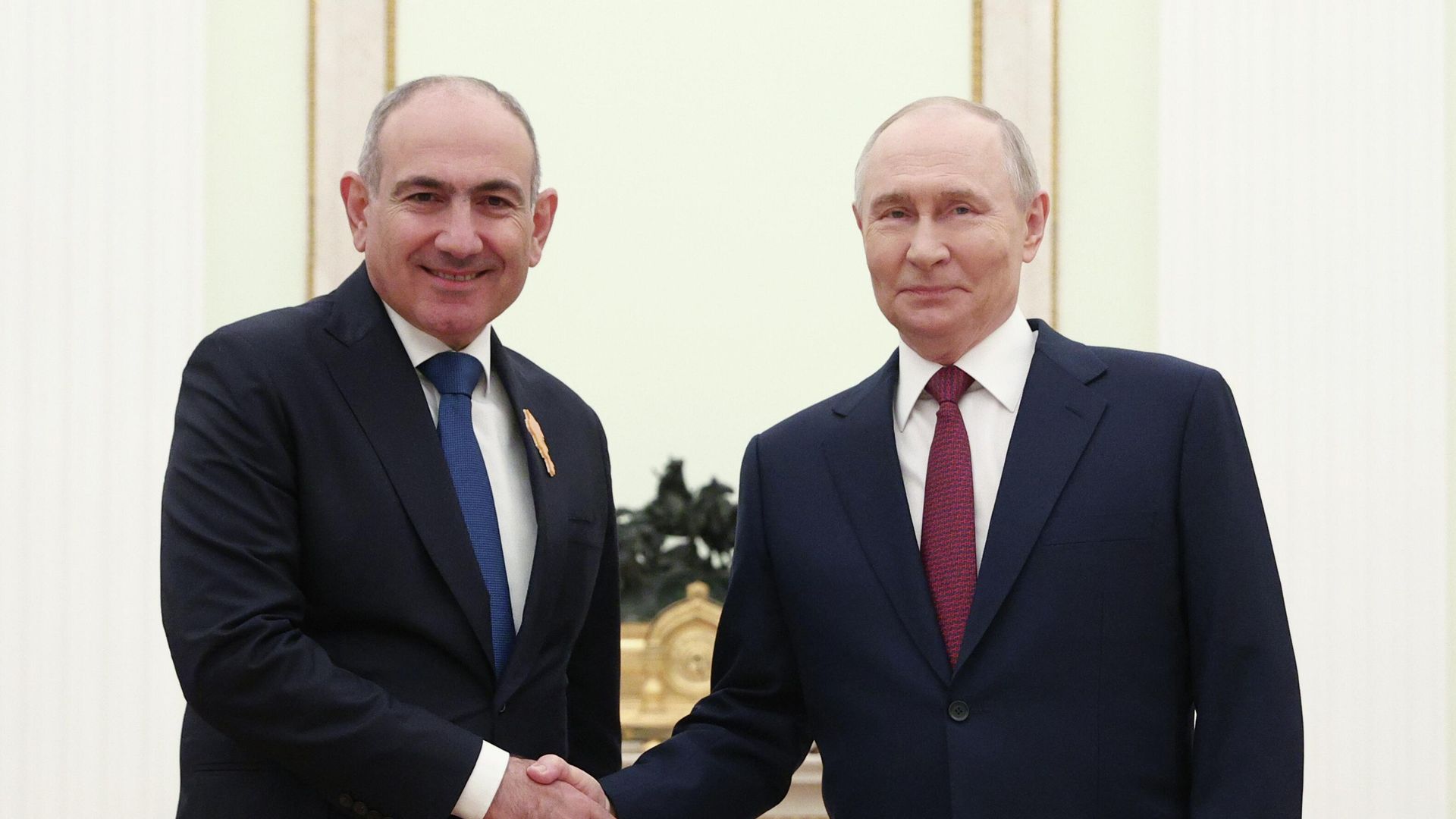 Президент РФ Владимир Путин и премьер-министр Армении Никол Пашинян во время встречи в Москве - РИА Новости, 1920, 01.04.2026