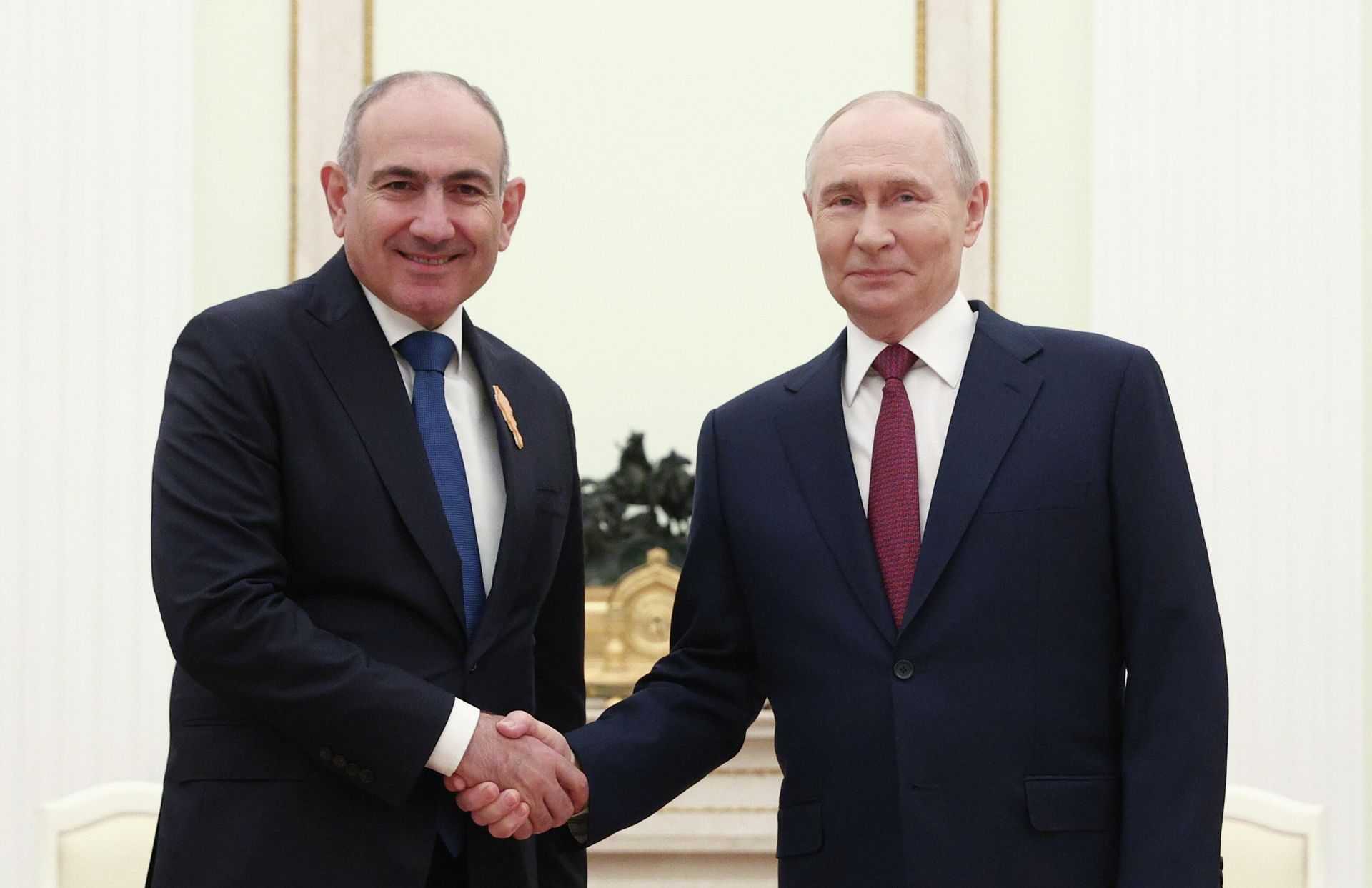 Президент РФ Владимир Путин и премьер-министр Армении Никол Пашинян во время встречи в Москве Президент РФ Владимир Путин и премьер-министр Армении Никол Пашинян во время встречи в Москве - РИА Новости, 1920, 01.04.2026