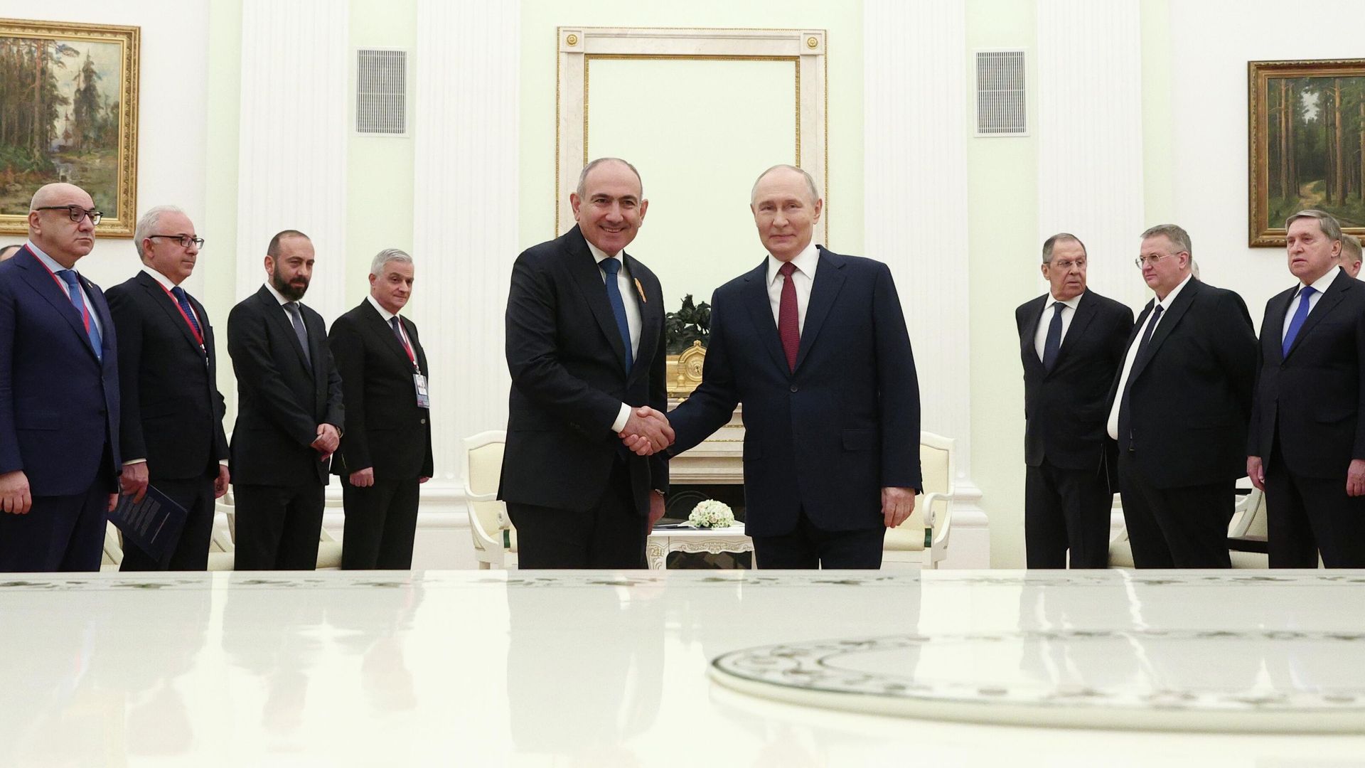 Президент России Владимир Путин и премьер-министр Армении Никол Пашинян во время встречи в Москве Президент России Владимир Путин и премьер-министр Армении Никол Пашинян во время встречи в Москве - РИА Новости, 1920, 01.04.2026