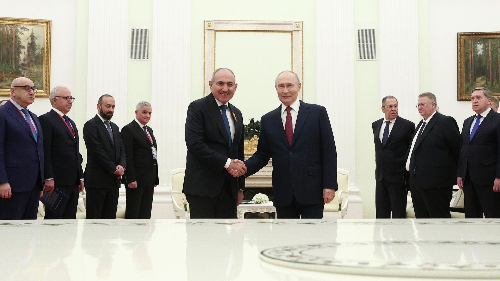 Президент РФ Владимир Путин и премьер-министр Армении Никол Пашинян во время встречи в Москве - РИА Новости, 1920, 05.04.2026