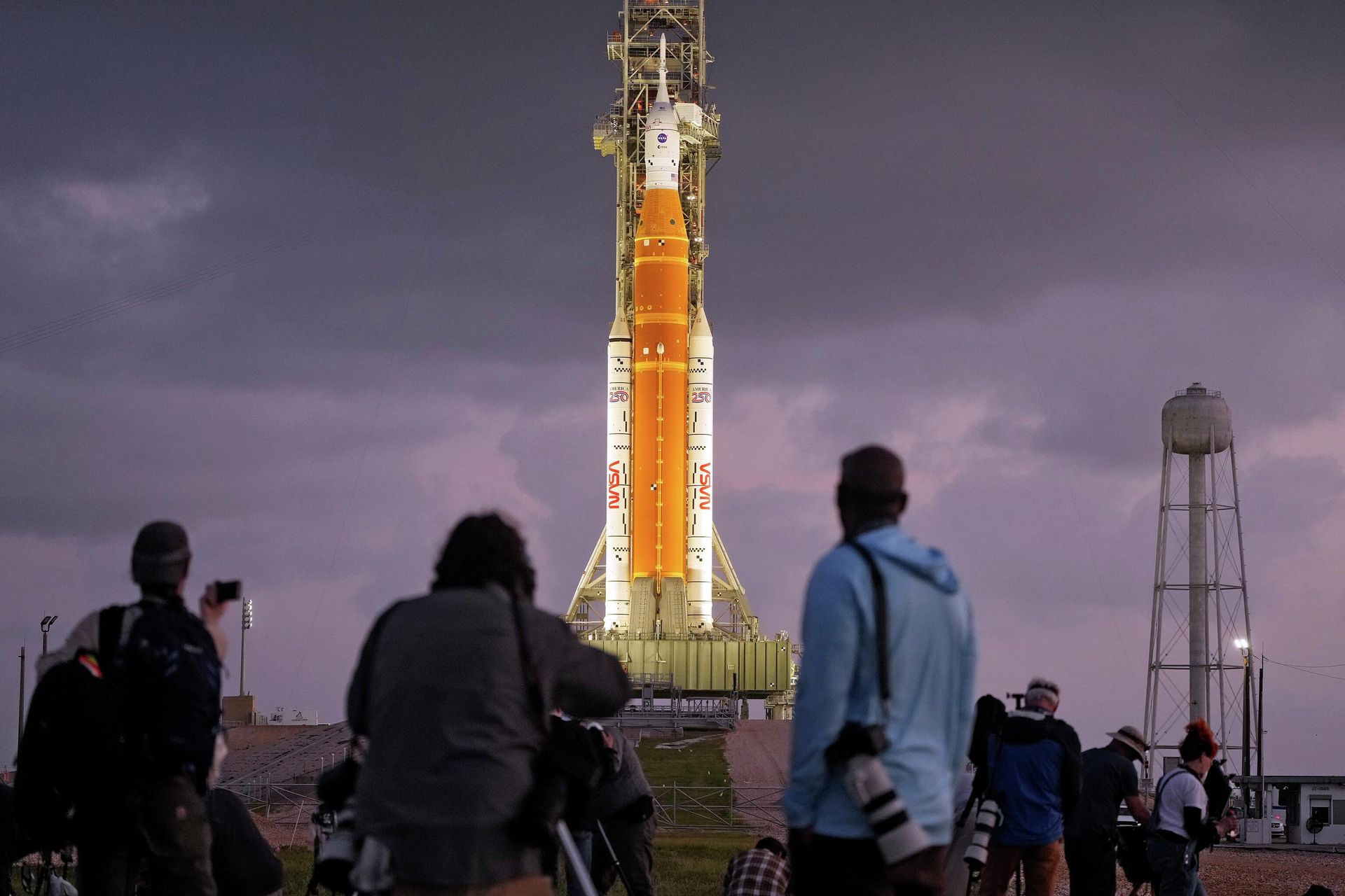 Лунная ракета НАСА Артемида-2 перед перед запуском в Космическом центре Кеннеди Лунная ракета НАСА Артемида-2 перед перед запуском в Космическом центре Кеннеди - РИА Новости, 1920, 01.04.2026