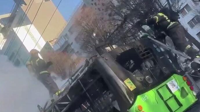 Спасатели на месте возгорания троллейбуса в Калининграде Спасатели на месте возгорания троллейбуса в Калининграде - РИА Новости, 1920, 01.04.2026