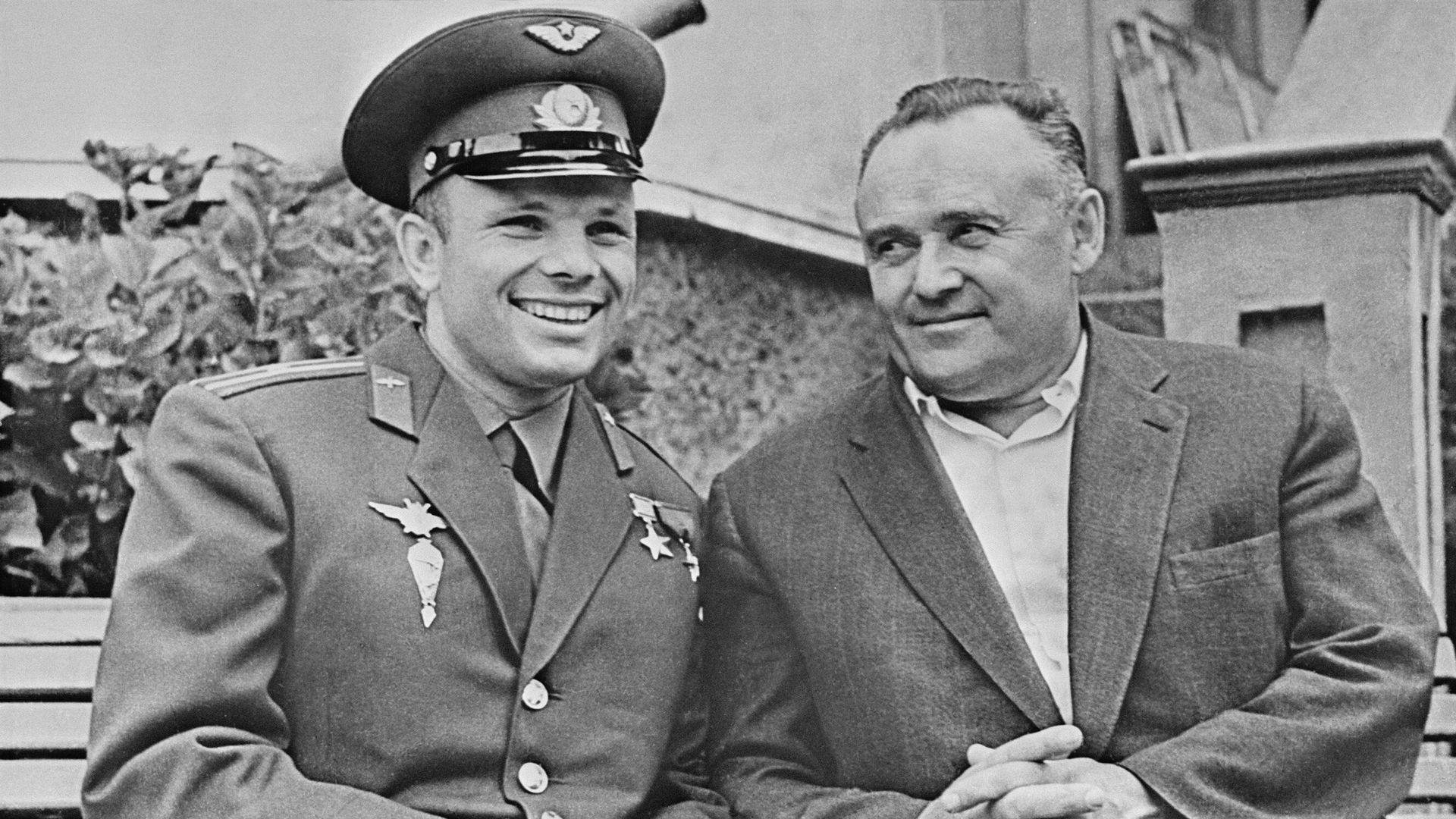 Летчик-космонавт СССР, Герой Советского Союза Юрий Гагарин в гостях у Генерального конструктора ракетно-космических систем Сергея Королева и его жены Нины Ивановны на даче Явейная в Сочи - РИА Новости, 1920, 01.04.2026