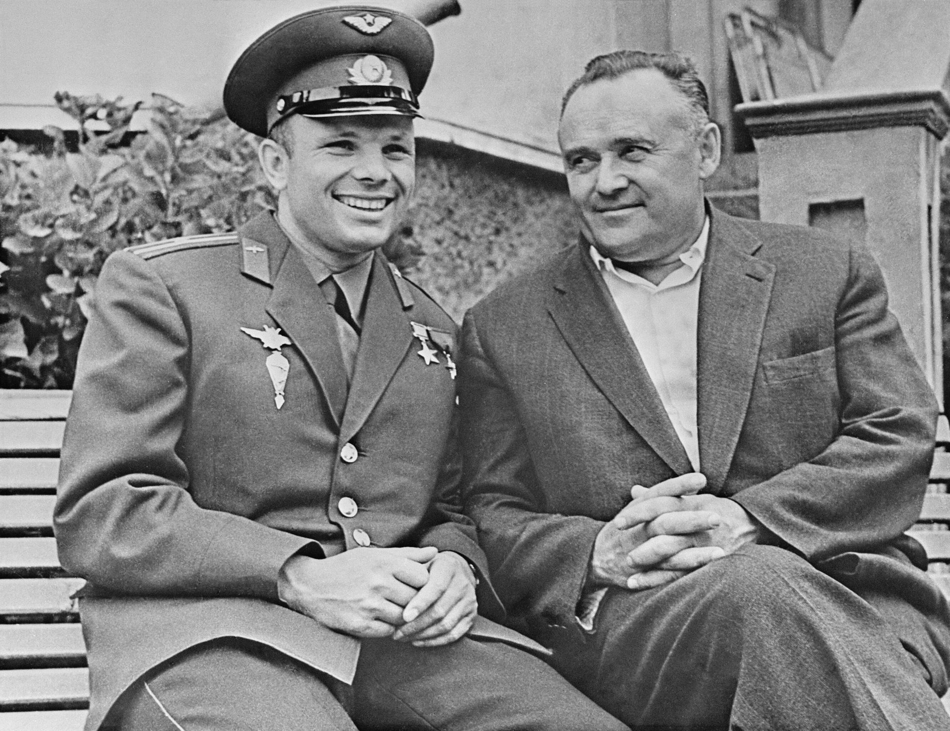 Летчик-космонавт СССР, Герой Советского Союза Юрий Гагарин в гостях у Генерального конструктора ракетно-космических систем Сергея Королева и его жены Нины Ивановны на даче Явейная в Сочи Летчик-космонавт СССР, Герой Советского Союза Юрий Гагарин в гостях у Генерального конструктора ракетно-космических систем Сергея Королева и его жены Нины Ивановны на даче Явейная в Сочи - РИА Новости, 1920, 10.04.2026