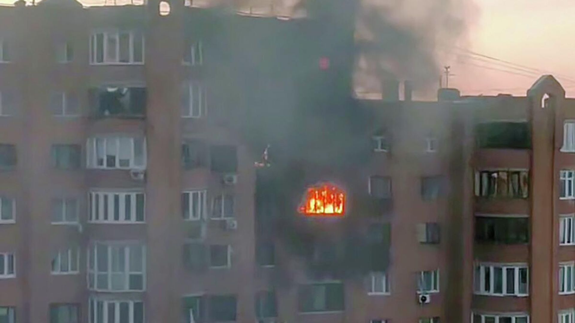 Пожар в жилом доме в Уфе после попадания украинского БПЛА Пожар в жилом доме в Уфе после попадания украинского БПЛА - РИА Новости, 1920, 02.04.2026