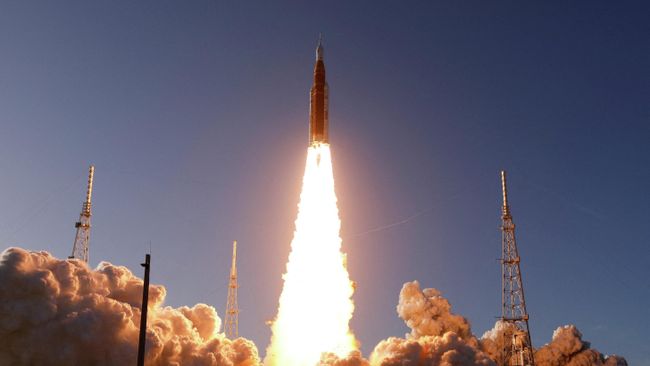 Старт сверхтяжелой ракеты SLS с космическим кораблем Orion, который направится к Луне в рамках миссии Artemis II