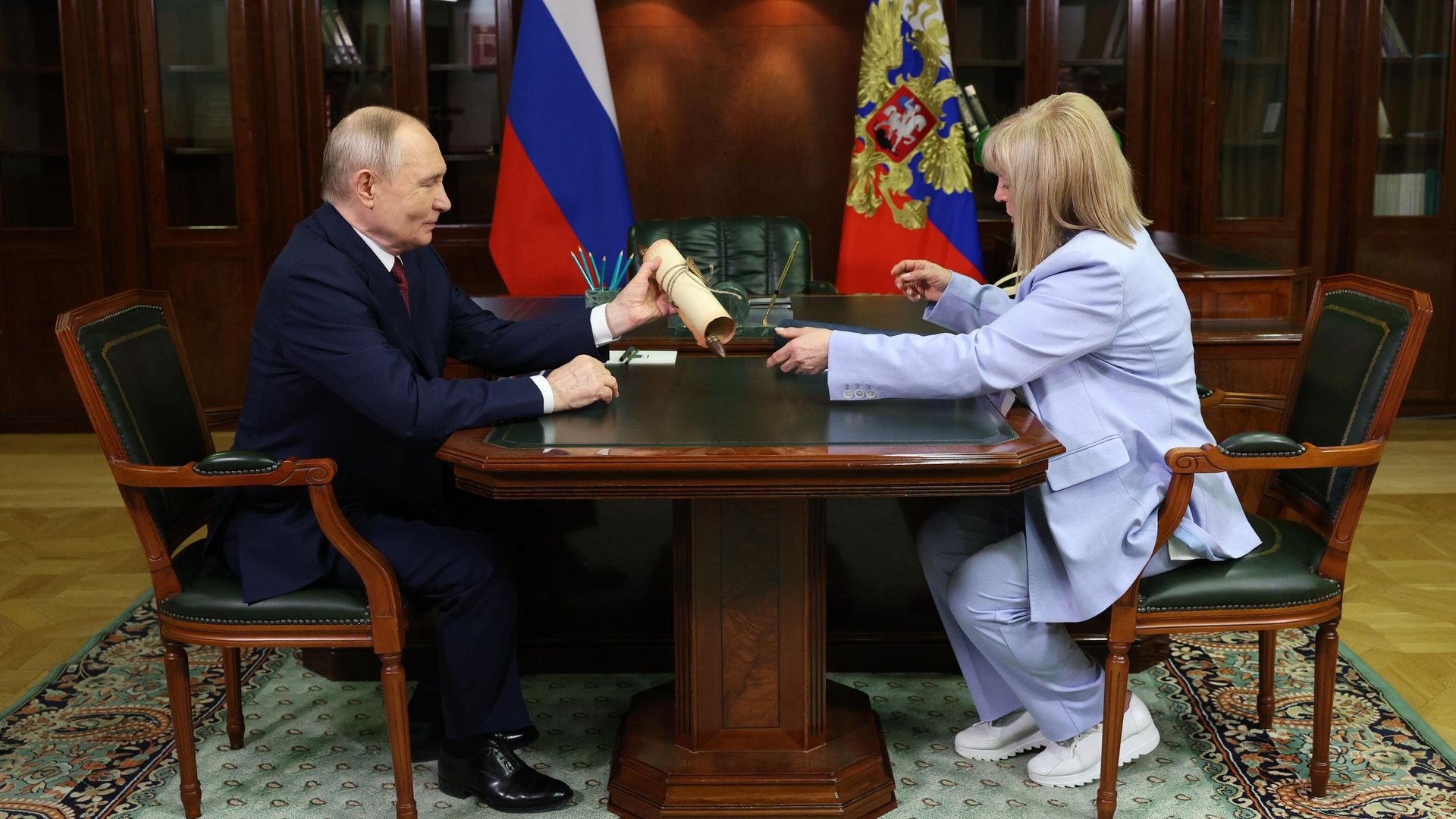 Президент РФ Владимир Путин и председатель Центральной избирательной комиссии Элла Памфилова во время встречи. 1 апреля 2026 - РИА Новости, 1920, 01.04.2026