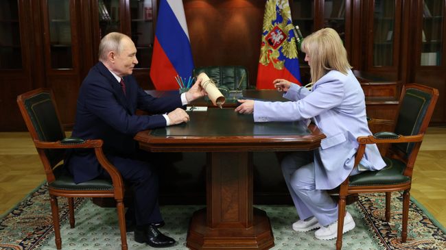 Президент РФ Владимир Путин и председатель Центральной избирательной комиссии Элла Памфилова во время встречи. 1 апреля 2026