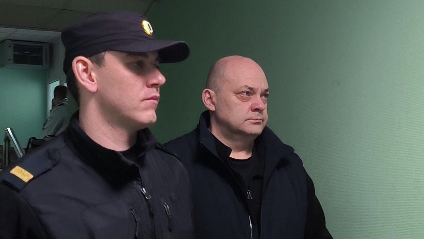 Бывший губернатор Курской области Алексей Смирнов перед началом заседания в Ленинском районном суде Курска. 2 апреля 2026 года Бывший губернатор Курской области Алексей Смирнов перед началом заседания в Ленинском районном суде Курска. 2 апреля 2026 года - РИА Новости, 1920, 02.04.2026