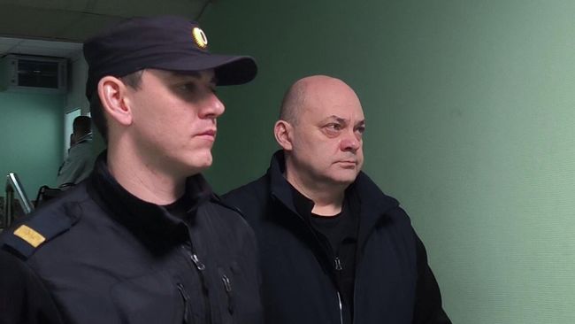 Бывший губернатор Курской области Алексей Смирнов перед началом заседания в Ленинском районном суде Курска. 2 апреля 2026 года Бывший губернатор Курской области Алексей Смирнов перед началом заседания в Ленинском районном суде Курска. 2 апреля 2026 года