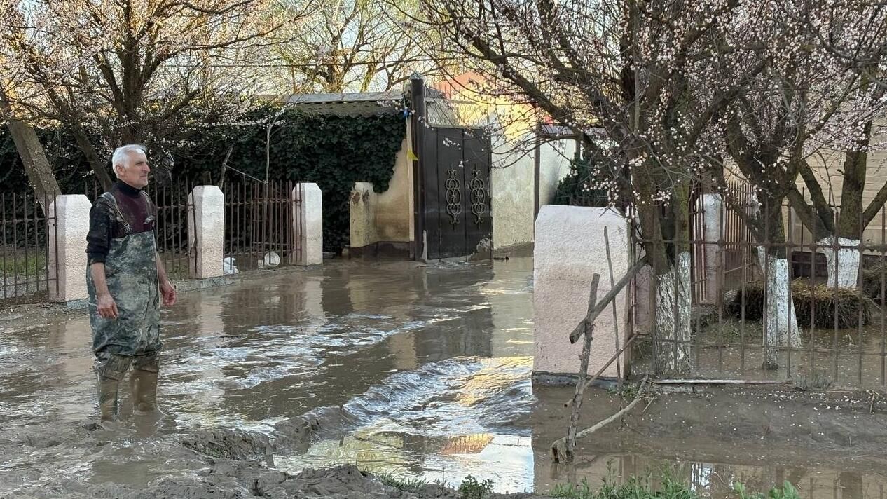 Подтопленная улица в Дагестане Подтопленная улица в Дагестане - РИА Новости, 1920, 05.04.2026