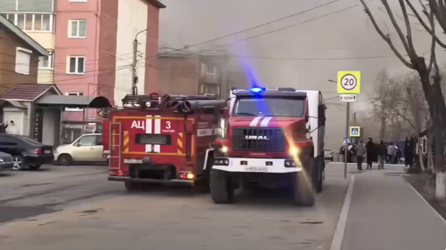 Экстренные службы на месте пожара в многоэтажном здании в Улан-Удэ