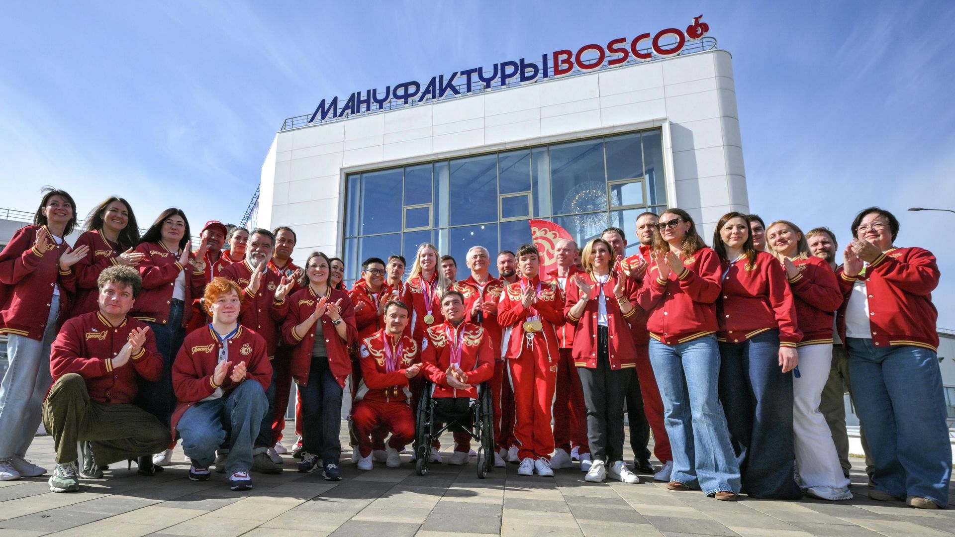 Делегация российских паралимпийцев на швейной фабрике Мануфактуры Bosco в Калуге Делегация российских паралимпийцев на швейной фабрике Мануфактуры Bosco в Калуге - РИА Новости, 1920, 02.04.2026