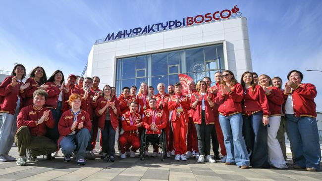 Делегация российских паралимпийцев на швейной фабрике Мануфактуры Bosco в Калуге