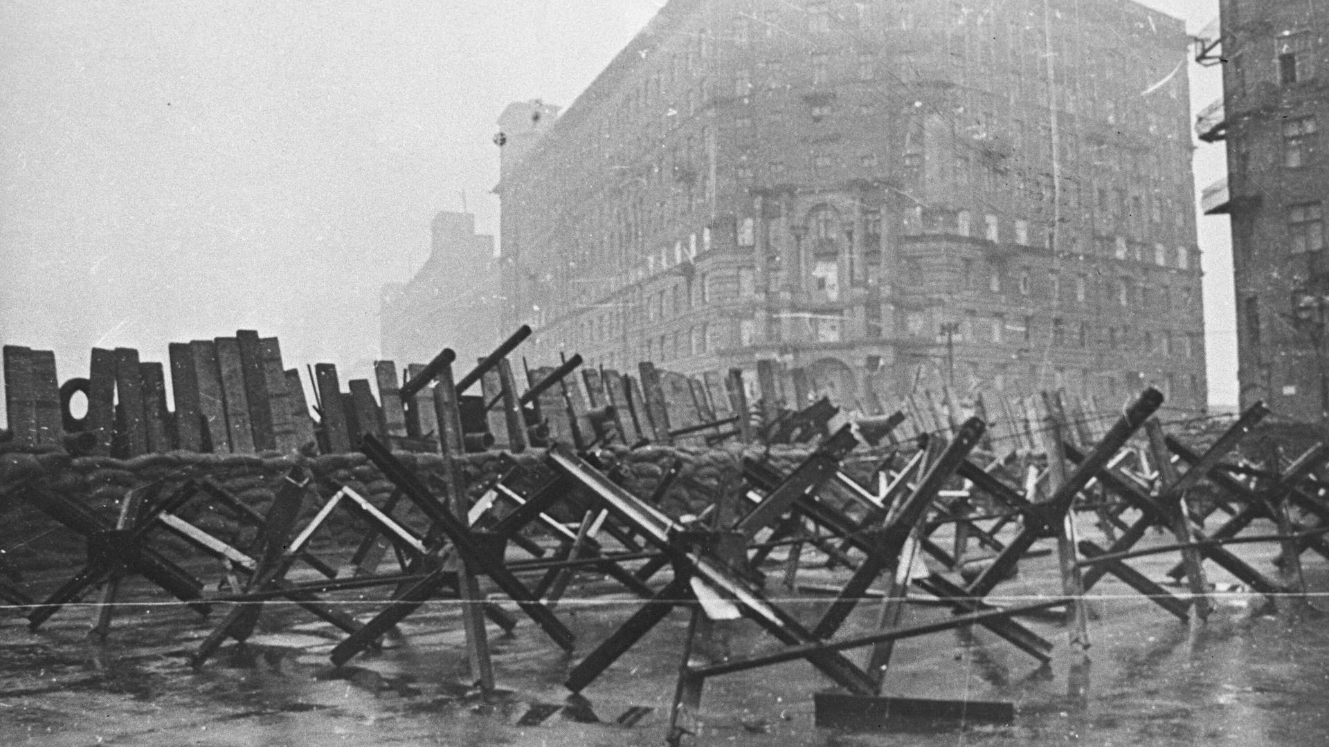 Баррикады на улицах города. Москва, угол Большой Дорогомиловской улицы и улицы Раевского Баррикады на улицах города. Москва, угол Большой Дорогомиловской улицы и улицы Раевского - РИА Новости, 1920, 23.07.2026