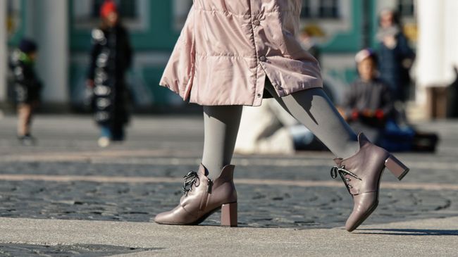 Девушка на Дворцовой площади в Санкт-Петербурге