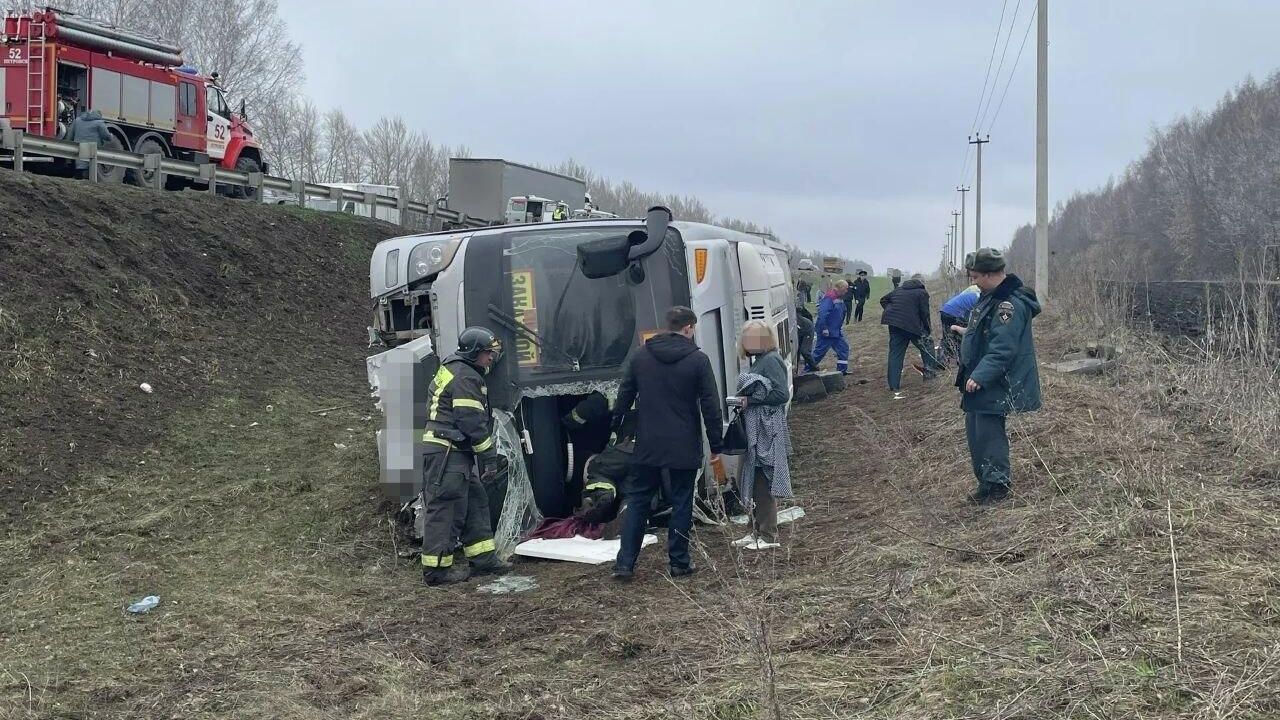 На месте ДТП с участием автобуса, перевозившего детей, в Саратовской области. 3 апреля 2026 - РИА Новости, 1920, 03.04.2026