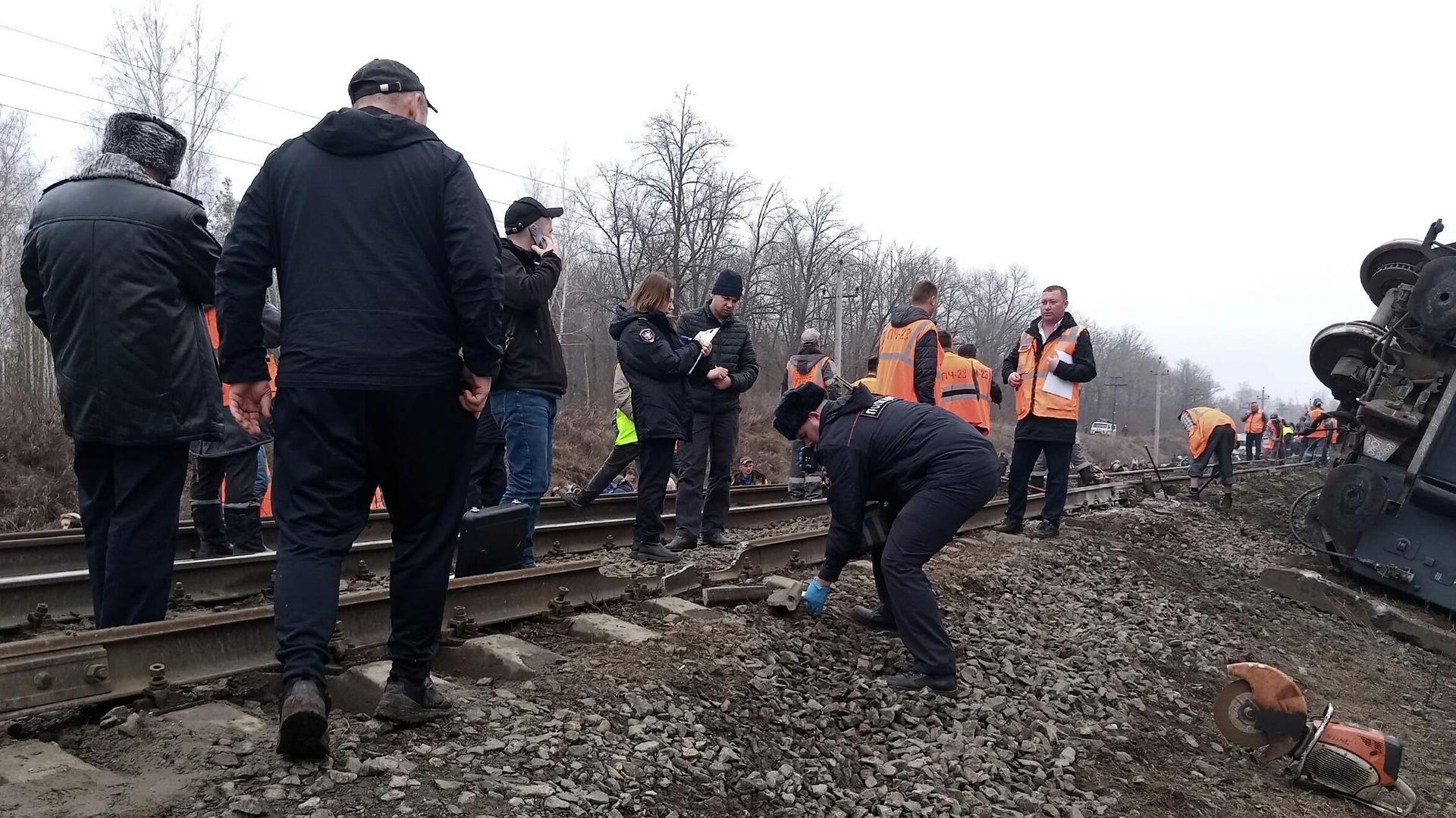 На месте схода вагонов поезда в Ульяновской области. 3 апреля 2026 На месте схода вагонов поезда в Ульяновской области. 3 апреля 2026 - РИА Новости, 1920, 03.04.2026